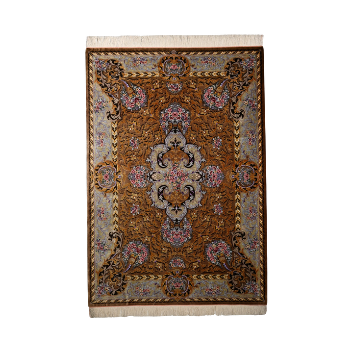 سجادة فارسية حريرية مصنوعة يدويًا All Over Floral، بلون بني فاتح، 210 × 143 cm