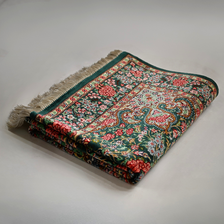 Central Medallion Persian handmade silk rug in Green, 119 × 78 cm
